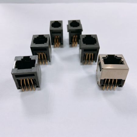 頂部入口PCB型通訊插座 - 照片由上而下分別是4P4C, 6P6C, 8P8C規格